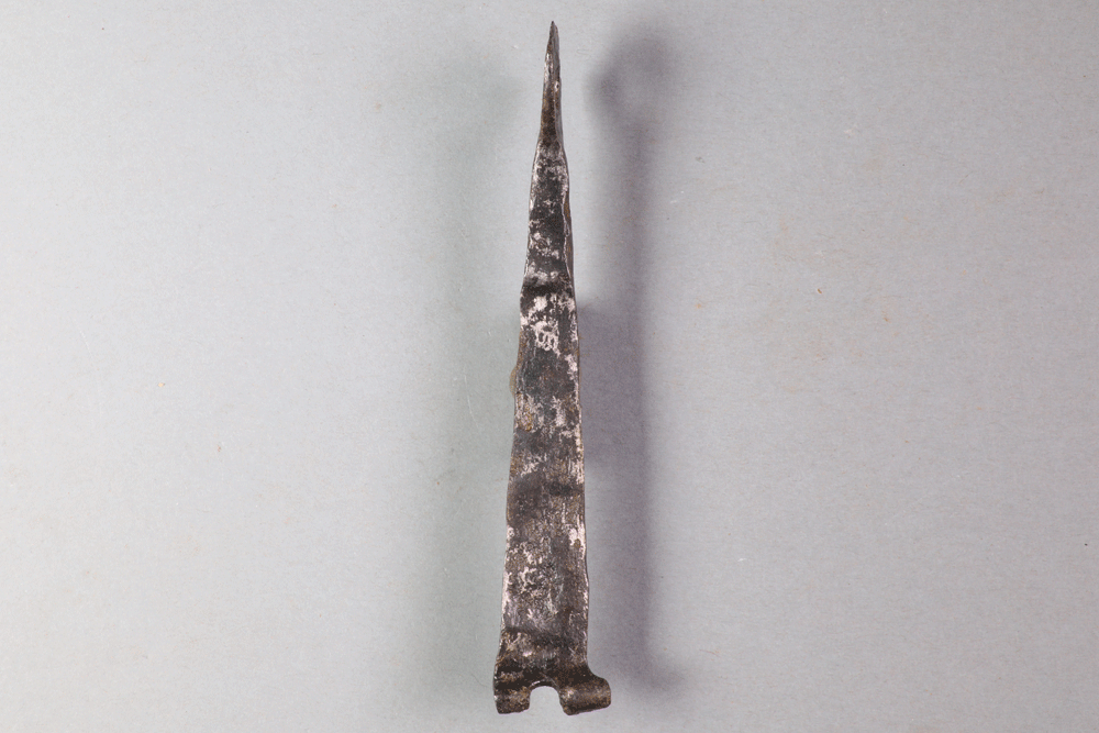 Steckschlüssel von der Burg Bartenstein, Partenstein, Eisen, erstes Drittel 14. Jh., Museum Ahler Kram, Fd. Nr. 3053, H. 10,7 cm, Br. 2,0 cm