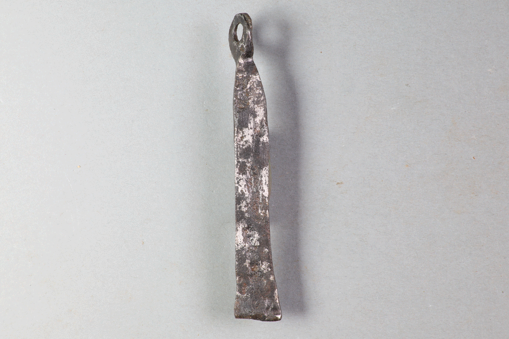 Steckschlüssel von der Burg Bartenstein, Partenstein, Eisen, erstes Drittel 14. Jh., Museum Ahler Kram, Fd. Nr. 3057, H. 8,8 cm, Br. 1,4 cm