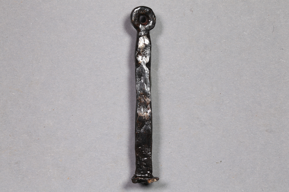 Steckschlüssel von der Burg Bartenstein, Partenstein, Eisen, erstes Drittel 14. Jh., Museum Ahler Kram, Fd. Nr. 2604, H. 8,3 cm, Br. 1,82 cm