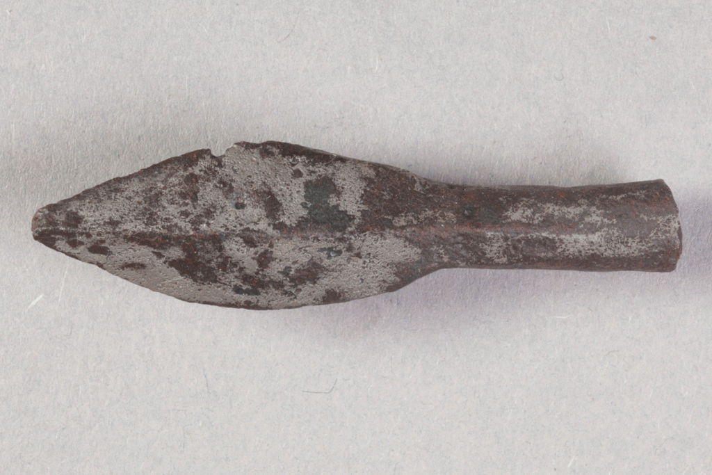 Armbrustbolzen von der Burg Bartenstein, Partenstein, Eisen,14. Jh., Museum Ahler Kram, Fd. Nr. 1701 H. 1,5 cm, Br. 5,6 cm