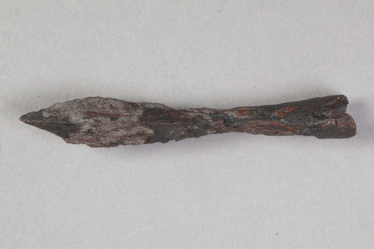 Armbrustbolzen von der Burg Bartenstein, Partenstein, Eisen,15. Jh., Museum Ahler Kram, Fd. Nr. 1774, H. 1,4 cm, Br. 9,8 cm