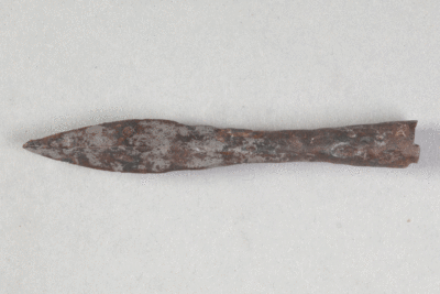 Armbrustbolzen von der Burg Bartenstein, Partenstein, Eisen,14. Jh., Museum Ahler Kram, Fd. Nr. 1624, H. 1,3 cm, Br. 9,2 cm