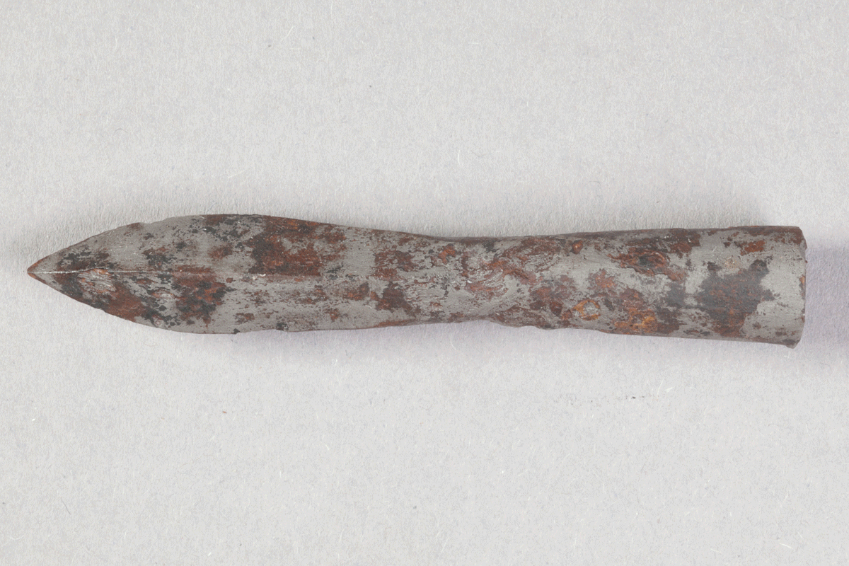Armbrustbolzen von der Burg Bartenstein, Partenstein, Eisen,16. Jh., Museum Ahler Kram, Fd. Nr. 3298, H. 1,3 cm, Br. 8,2 cm
