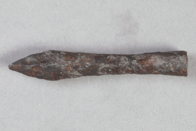 Armbrustbolzen von der Burg Bartenstein, Partenstein, Eisen, 14. Jh., Museum Ahler Kram, Fd. Nr. 3091, H. 1,2 cm, Br. 7,2 cm
