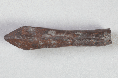 Armbrustbolzen von der Burg Bartenstein, Partenstein, Eisen, ca. 1330, Museum Ahler Kram, Fd. Nr. 2977, H. 1,7 cm, Br. 7,4 cm