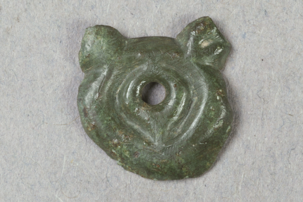 Fragment eines Beschlags aus Buntmetall von der Burg Bartenstein, Partenstein, 15. Jh., Museum Ahler Kram, Fd. Nr. 1437, H. 1,0 cm, Br. 1,1 cm
