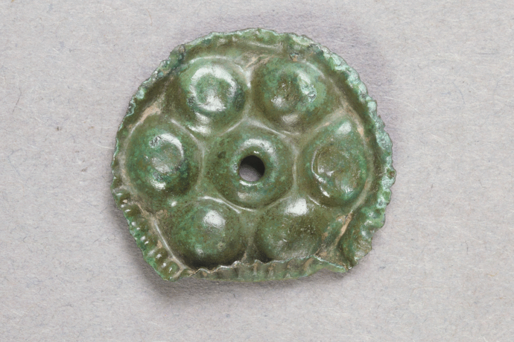 Fragment eines Beschlags aus Buntmetall von der Burg Bartenstein, Partenstein, 16. Jh., Museum Ahler Kram, Fd. Nr. 1496, H. 1,4 cm, Br. 1,7 cm