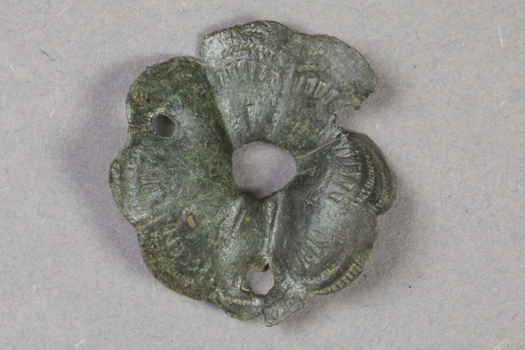 Fragment eines Beschlags aus Buntmetall von der Burg Bartenstein, Partenstein, Anfang 17. Jh., Museum Ahler Kram, Fd. Nr. 3133, H. 2,3 cm, Br. 2,2 cm