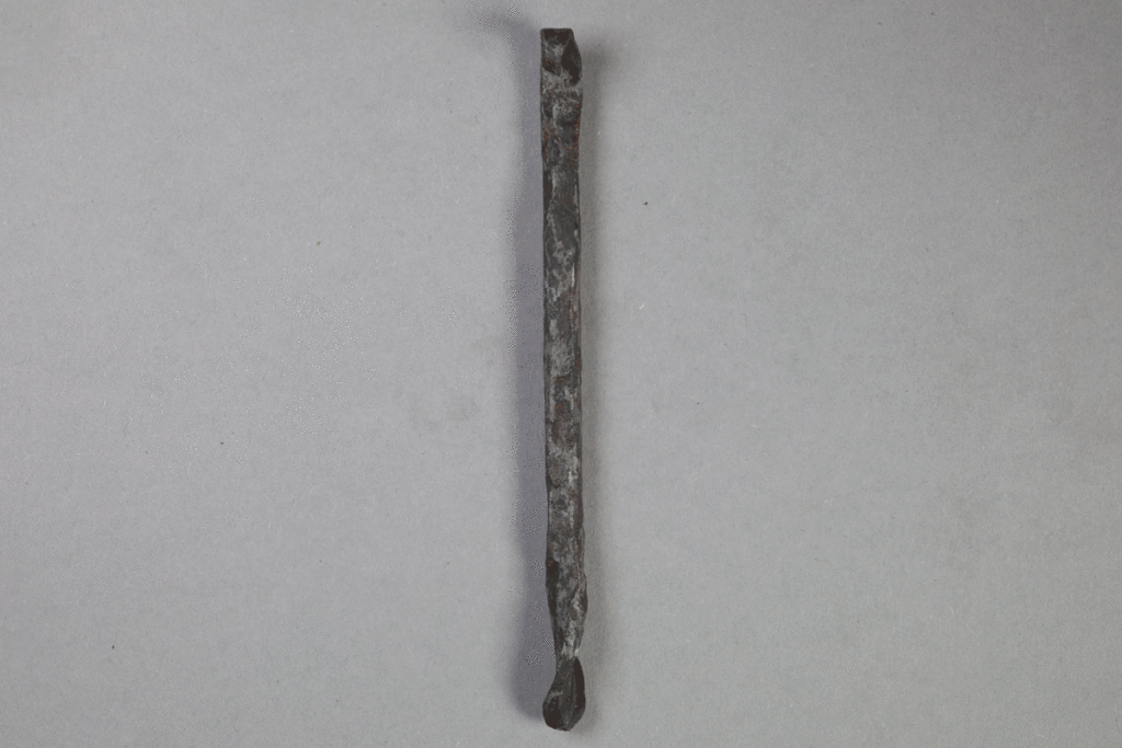 Bohrer aus Eisen von der Burg Bartenstein, Partenstein, Anfang 17. Jh., Museum Ahler Kram, Fd. Nr. 3107, H. 13,8 cm, Br. 0,8 cm