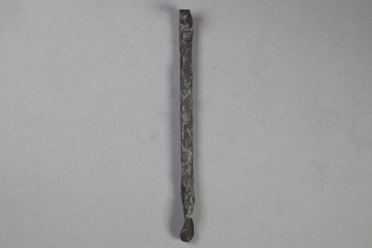 Bohrer aus Eisen von der Burg Bartenstein, Partenstein, Anfang 17. Jh., Museum Ahler Kram, Fd. Nr. 3107, H. 13,8 cm, Br. 0,8 cm