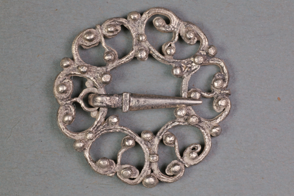 Fürspan aus Silber von der Burg Bartenstein, Partenstein, ca. 1330, Museum Ahler Kram, Fd. Nr. 2616, H. 2,55 cm, Br. 2,5 cm
