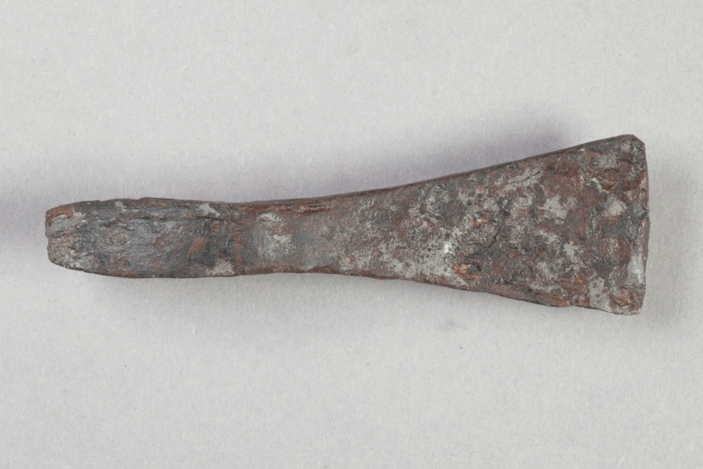 Parierstange eines Schwerts von der Burg Bartenstein, Eisen, 14. Jh., Partenstein, Museum Ahler Kram, Fd. Nr. 1601 H. 3,0 cm, Br. 9,8 cm
