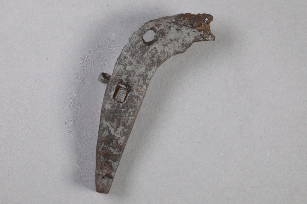 Fragment eines Hufeisens von der Burg Bartensten, Partenstein, 15.-16. Jh., Museum Ahler Kram, Fd. Nr. 3181, H. 9,3 cm, Br. 5,5 cm