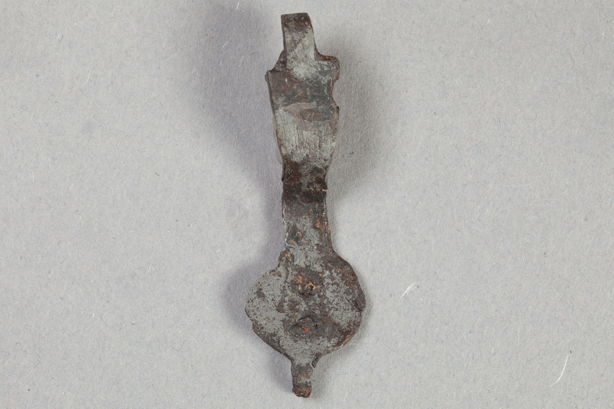 Beschlag eines Kästchens von der Burg Bartenstein, Partenstein, Eisen, 15. Jh., Museum Ahler Kram, Fd. Nr. 3004a, H. 4,4 cm, Br. 1,4 cm