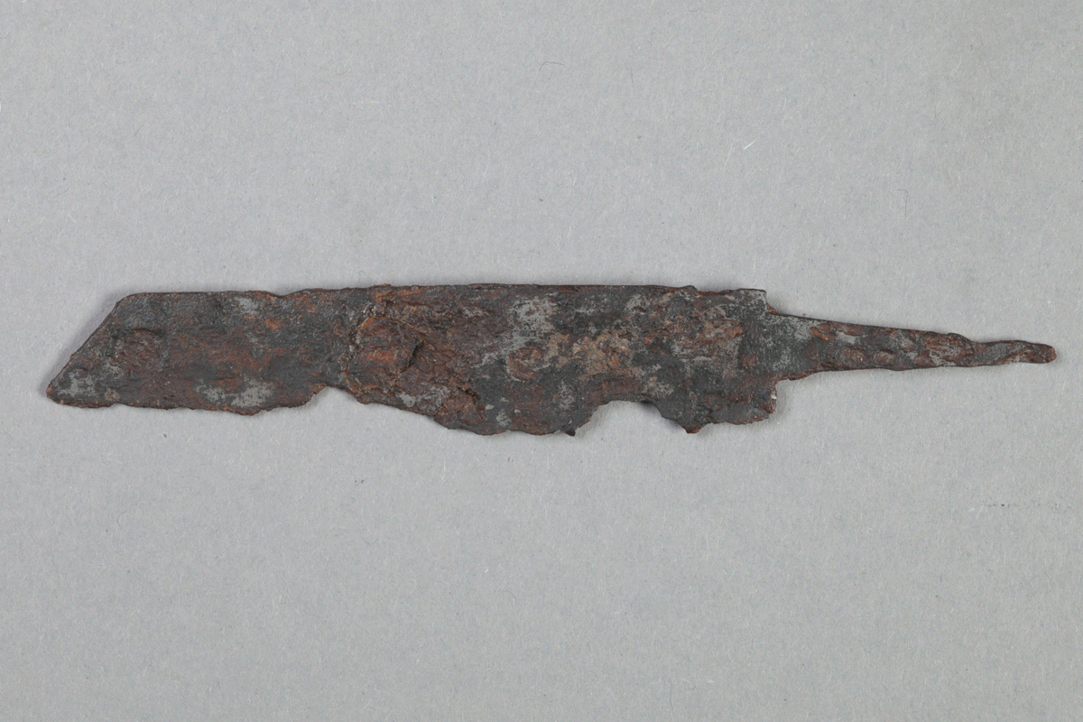 Fragment eines Messers von der Burg Bartenstein, Partenstein, Eisen, ca. 1330, Museum Ahler Kram, Fd. Nr. 3001, H. 1,9 cm, Br. 12,6 cm