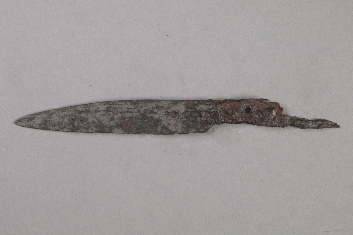 Fragment eines Messers von der Burg Bartenstein, Partenstein, Eisen, 14. Jh., Museum Ahler Kram, Fd. Nr. 1685, H. 1,4 cm, Br. 13,6 cm