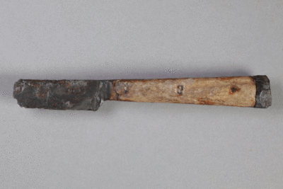 Fragment eines Messers von der Burg Bartenstein, Partenstein, Eisen, Griff aus Hirschgeweih, 15. Jh., Museum Ahler Kram, Fd. Nr. 1234, H. 1,9 cm, Br. 14,6 cm