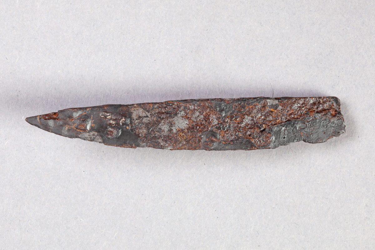 Fragment eines Messers von der Burg Bartenstein, Partenstein, Eisen, 15. Jh., Museum Ahler Kram, Fd. Nr. 2937, H. 1,4 cm, Br. 8,3 cm