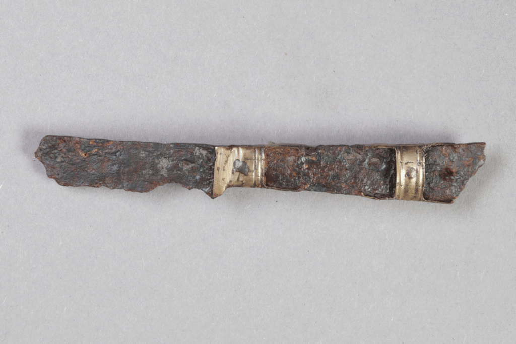 Fragment eines Messers von der Burg Bartenstein, Partenstein, Eisen, 16. Jh., Museum Ahler Kram, Fd. Nr. 3295, H. 1,4 cm, Br. 10,6 cm