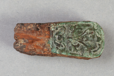 Fragment eines Messergriffs von der Burg Bartenstein, Partenstein, Messing, geprägt, 16. Jh., Museum Ahler Kram, Fd. Nr. 1502, H. 1,4 cm, Br. 3,4 cm