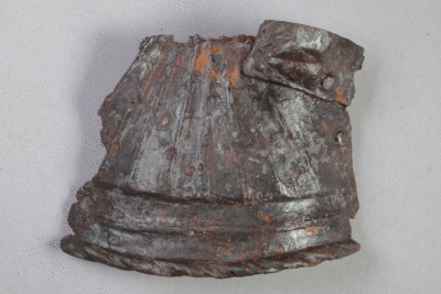 Fragment eines Harnischs von der Burg Bartenstein, Eisen, 16. Jh., Partenstein, Museum Ahler Kram, Inv. Nr. 1541, H. 9,1 cm, Br. 11,2 cm