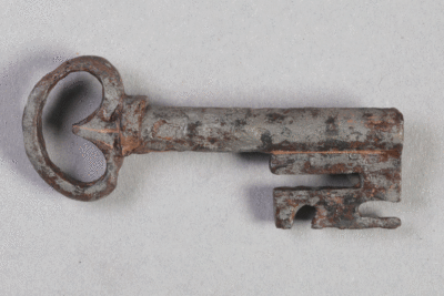 Schlüssel mit Bart aus Eisen von der Burg Bartenstein, Partenstein, 15./16. Jh., Museum Ahler Kram, Fd. Nr. 1487, H. 4,3 cm, Br. 7,1 cm