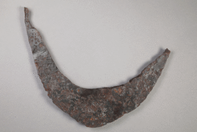 Spatenschuh aus Eisen von der Burg Bartenstein, Partenstein, 16. Jh., Museum Ahler Kram, Fd. Nr. 1037, H. 17,1 cm, Br. 21,4 cm