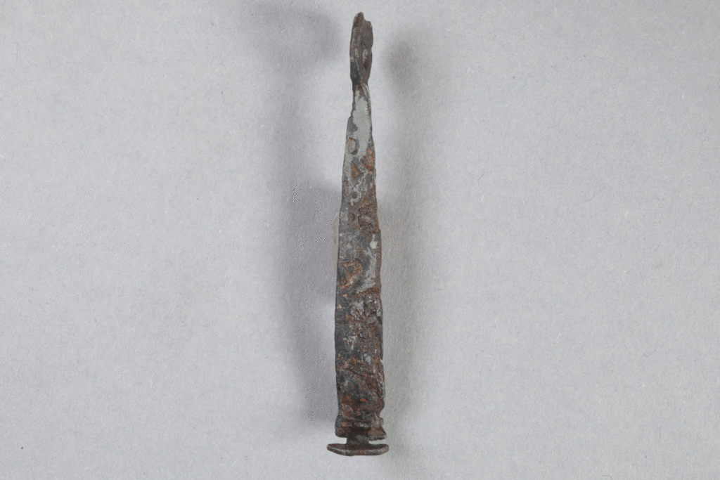 Steckschlüssel von der Burg Bartenstein, Partenstein, Eisen, erstes Drittel 14. Jh., Museum Ahler Kram, Fd. Nr. 3003, H. 8,4 cm, Br. 1,2 cm