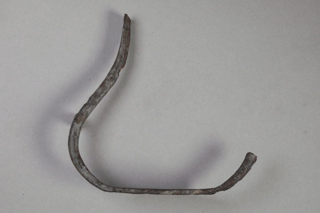 Steigbügel aus Eisen von der Burg Bartenstein, Partenstein, Anfang 15. Jh., Museum Ahler Kram, Fd. Nr. 3234, H. 12,7 cm, Br. 13,2 cm