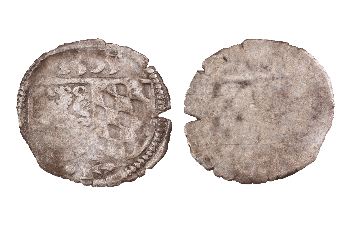 Oberpfälzer Pfennig aus Silber von der Burg Bartenstein, Museum Ahler Kram, 1535, Fd.-Nr. 1073, H. 1,35 cm, Br. 1,4 cm
