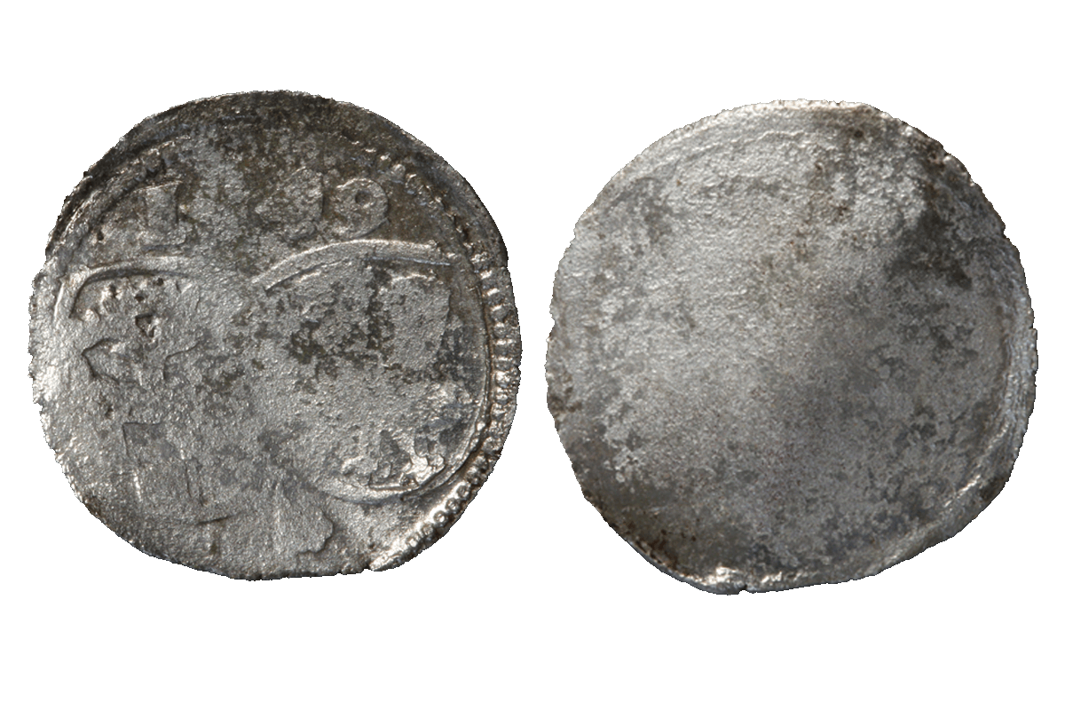 Münze mit Prägung aus Silber von der Burg Bartenstein, Museum Ahler Kram, 16. Jh., Fd.-Nr. 1243, H. 1,6 cm, Br. 1,6 cm