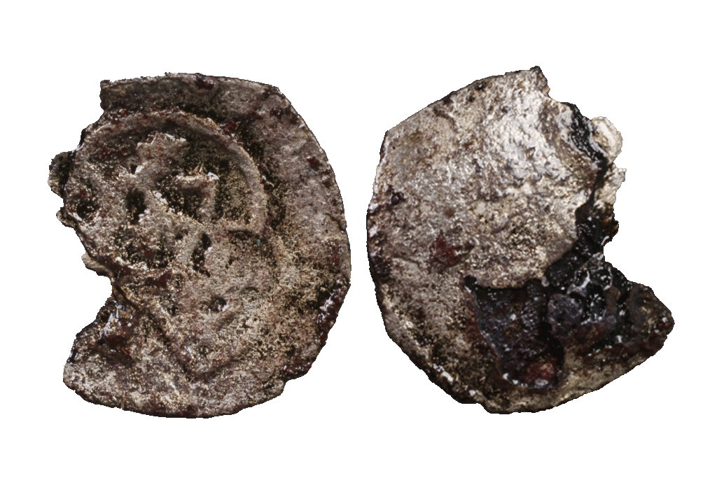 Münze mit Prägung aus Silber von der Burg Bartenstein, Museum Ahler Kram, 15. Jh. (?), Fd.-Nr. 1503, H. 1,17 cm, Br. 1,00 cm