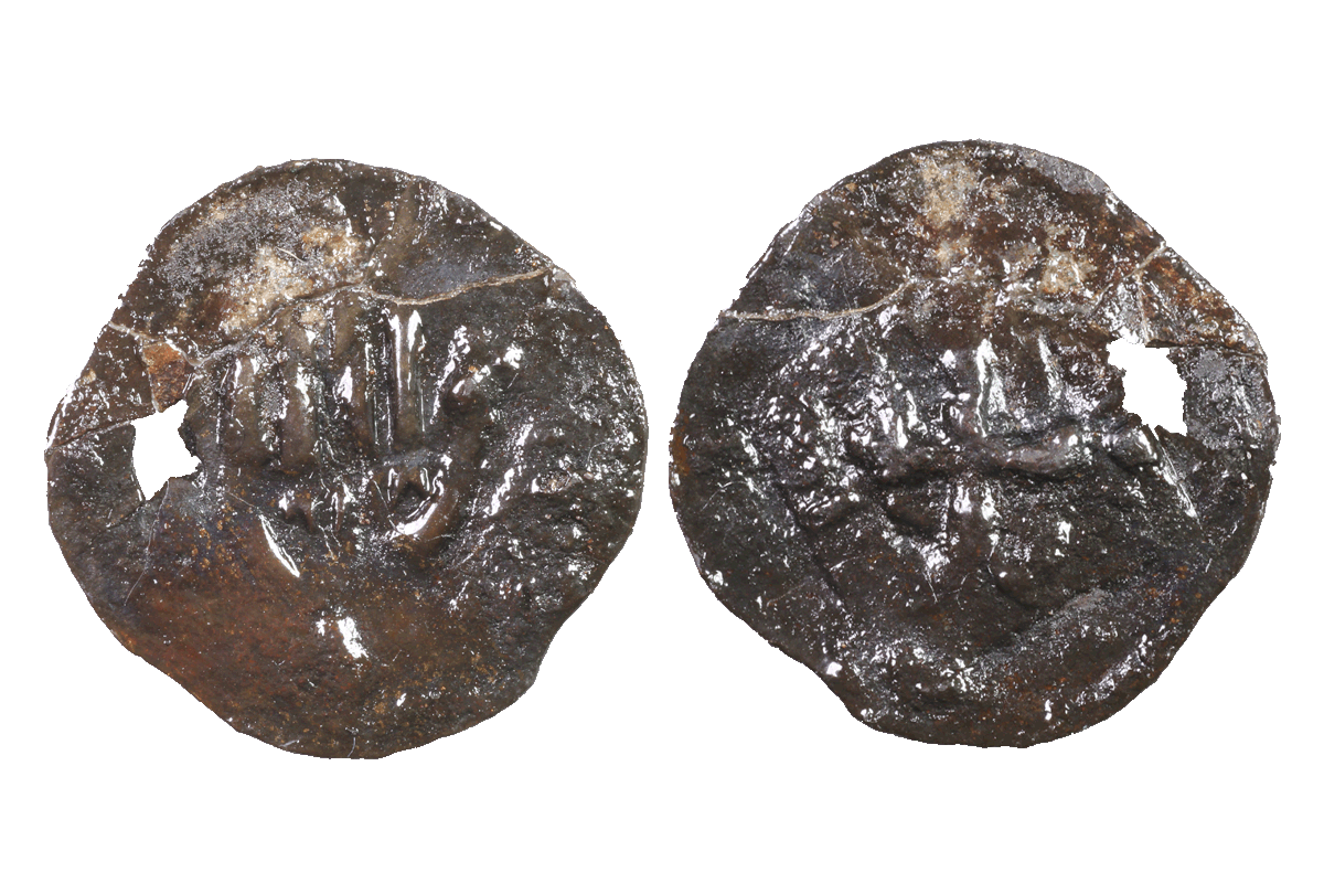 Händleinheller aus Silber von der Burg Bartenstein, Museum Ahler Kram,14. Jh., Fd.-Nr. 1524, H. 1,75 cm, Br. 1,78 cm