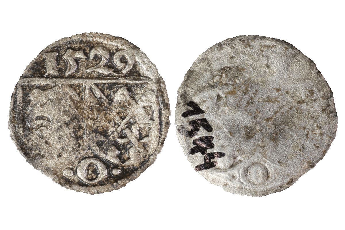 Einseitiger Pfennig aus Silber von der Burg Bartenstein, Herkunft unbekannt, Museum Ahler Kram, 1. Hälfte 16. Jh., Fd.-Nr. 1544, H. 1,37 cm, Br. 1,35 cm