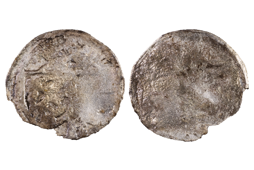 Münze mit Prägung aus Silber von der Burg Bartenstein, Museum Ahler Kram, 15. Jh. (?), Fd.-Nr. 1944, H. 1,42 cm, Br. 1,56 cm