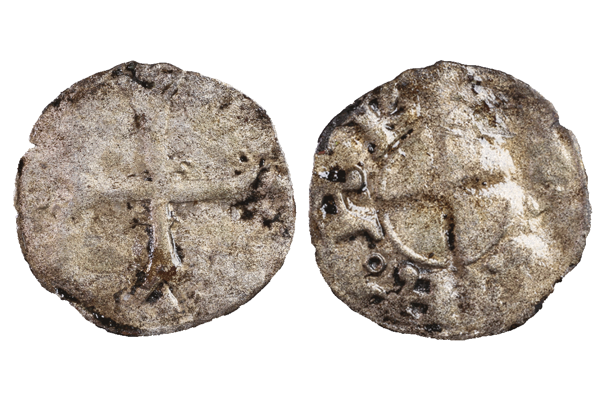 Turnose (Grous tournois) aus Silber von der Burg Bartenstein, geprägt zur Amtszeit des frz. Königs Philippe IV, 1285-1314, Museum Ahler Kram, Fd.-Nr. 1945, H. 1,2 cm, Br. 1,2 cm