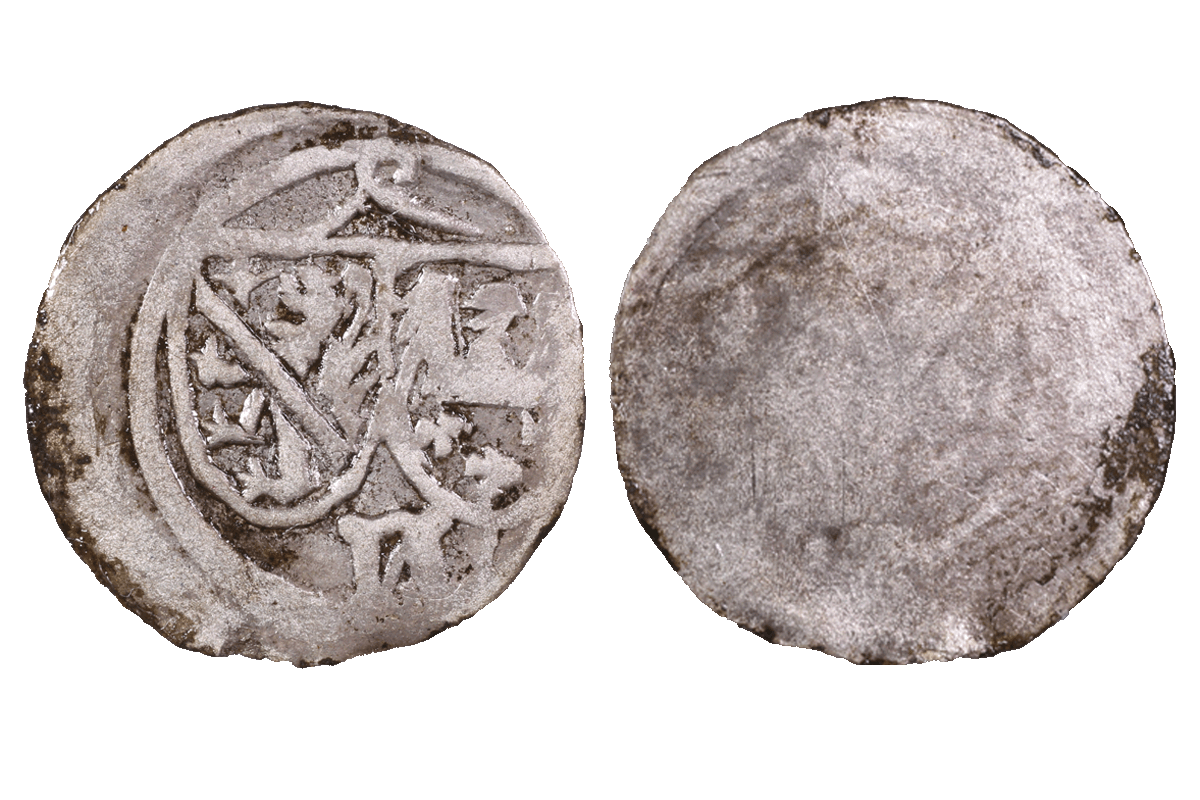 Pfennig nach Alzeyer Münzordnung von 1407 aus Silber von der Burg Bartenstein, Museum Ahler Kram, 1. Hälfte 15.Jh., Fd.-Nr. 2043, H. 1,43 cm, Br. 1,41 cm