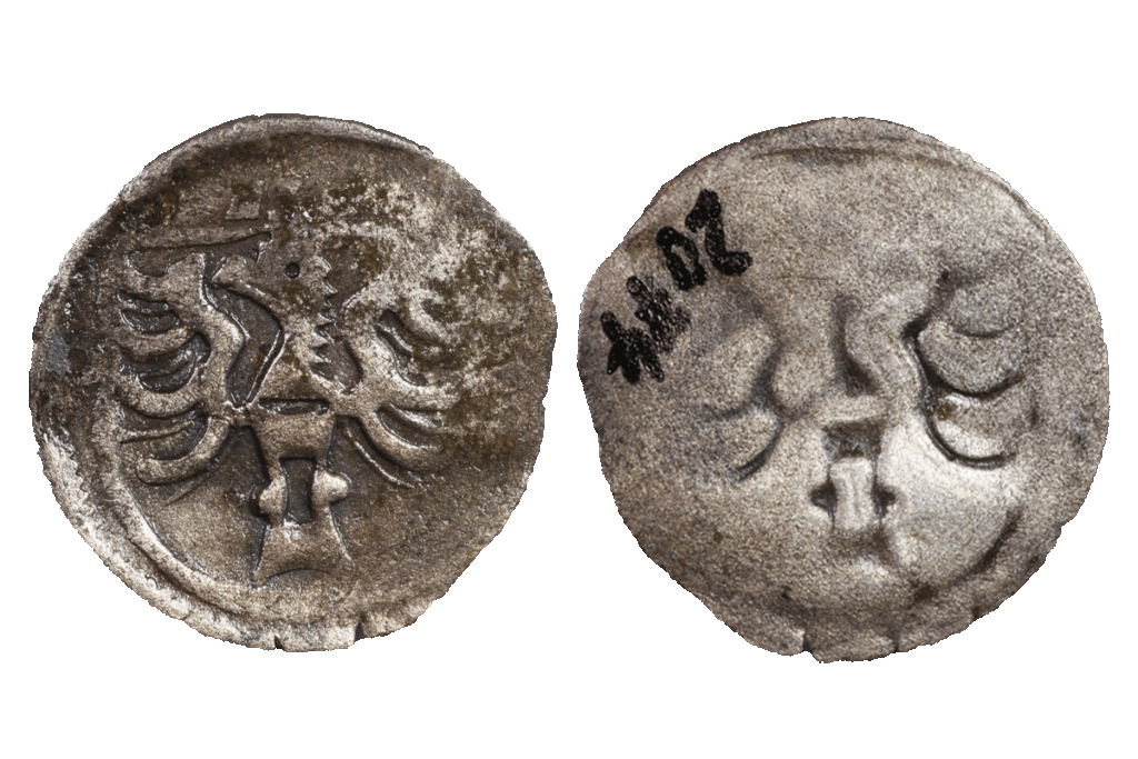 Münze mit Prägung aus Silber von der Burg Bartenstein, Museum Ahler Kram, 15. Jh. (?), Fd.-Nr. 2074, H. 1,48 cm, Br. 1,41 cm