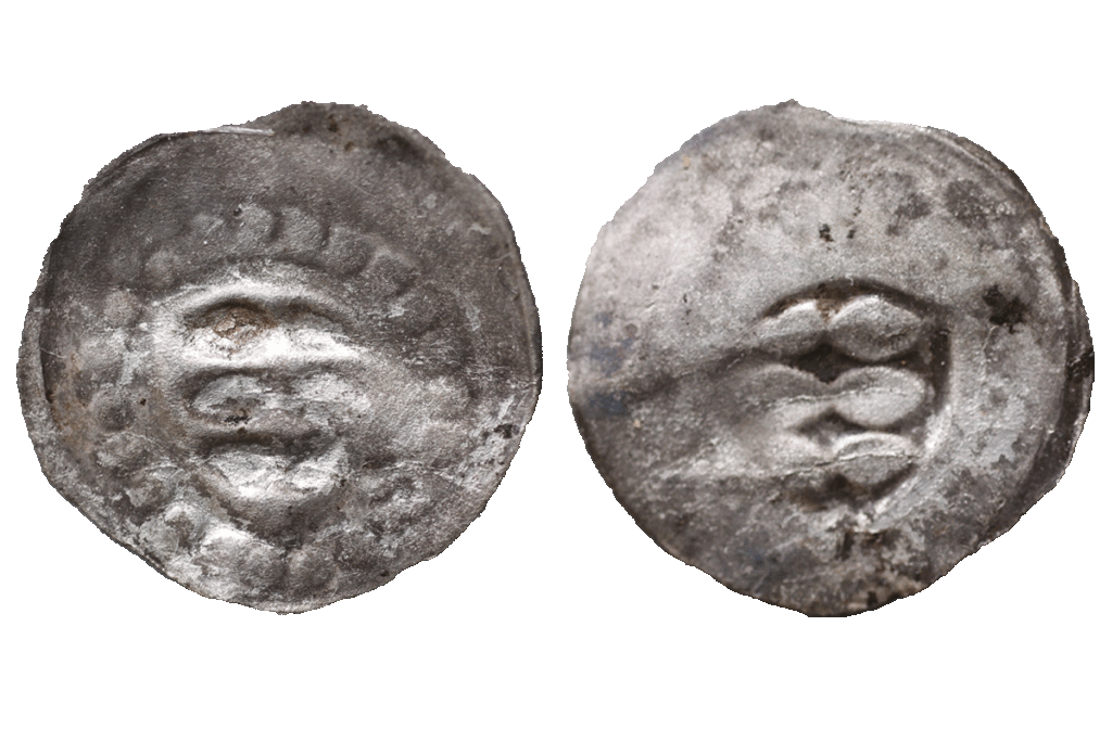 Münze mit Prägung eines Wappens (?) aus Silber von der Burg Bartenstein, Museum Ahler Kram, 14. Jh. (?), Fd.-Nr. 2297, H. 1,48 cm, Br. 1,52 cm