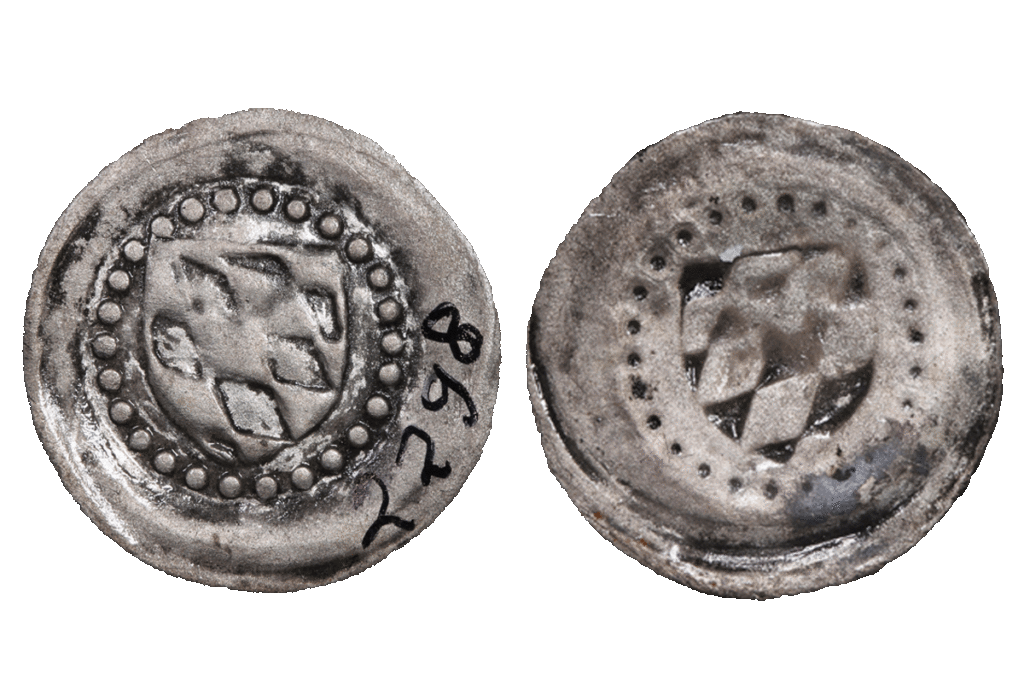 Münze mit Prägung eines Wappens aus Silber von der Burg Bartenstein, Museum Ahler Kram, 14. Jh. (?), Fd.-Nr. 2298, H. 1,74 cm, Br. 1,65 cm