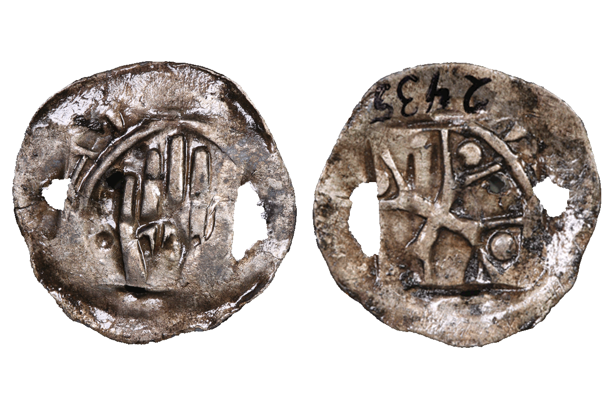Händleinheller aus Silber von der Burg Bartenstein, Museum Ahler Kram,14. Jh., Fd.-Nr. 2435, H. 1,60 cm, Br. 1,55 cm