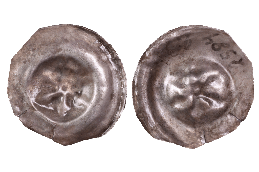 Münze mit Prägung des Mainer Rads (?) aus Silber von der Burg Bartenstein, Museum Ahler Kram, 15. Jh. (?), Fd.-Nr. 2584, H. 1,7 cm, Br. 1,66 cm