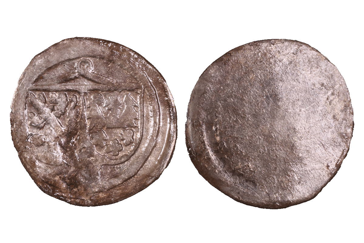 Einseitiger Pfennig aus Bamberg aus Silber von der Burg Bartenstein, Museum Ahler Kram, 1. Hälfte 16.Jh., Fd.-Nr. 2588, H. 1,45 cm, Br. 1,34 cm