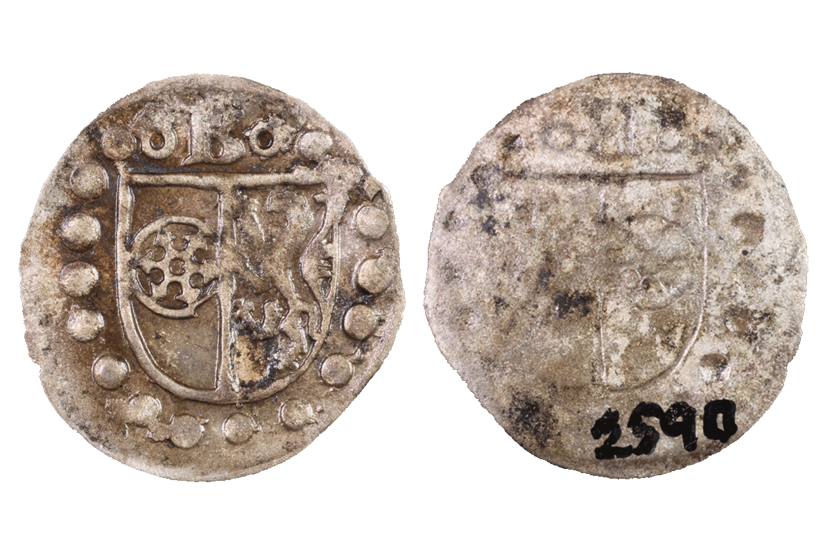 Einseitiger Pfennig aus Mainz aus Silber von der Burg Bartenstein, Museum Ahler Kram, 1. Hälfte 16.Jh., Fd.-Nr. 2590, H. 1,48 cm, Br. 1,4 cm
