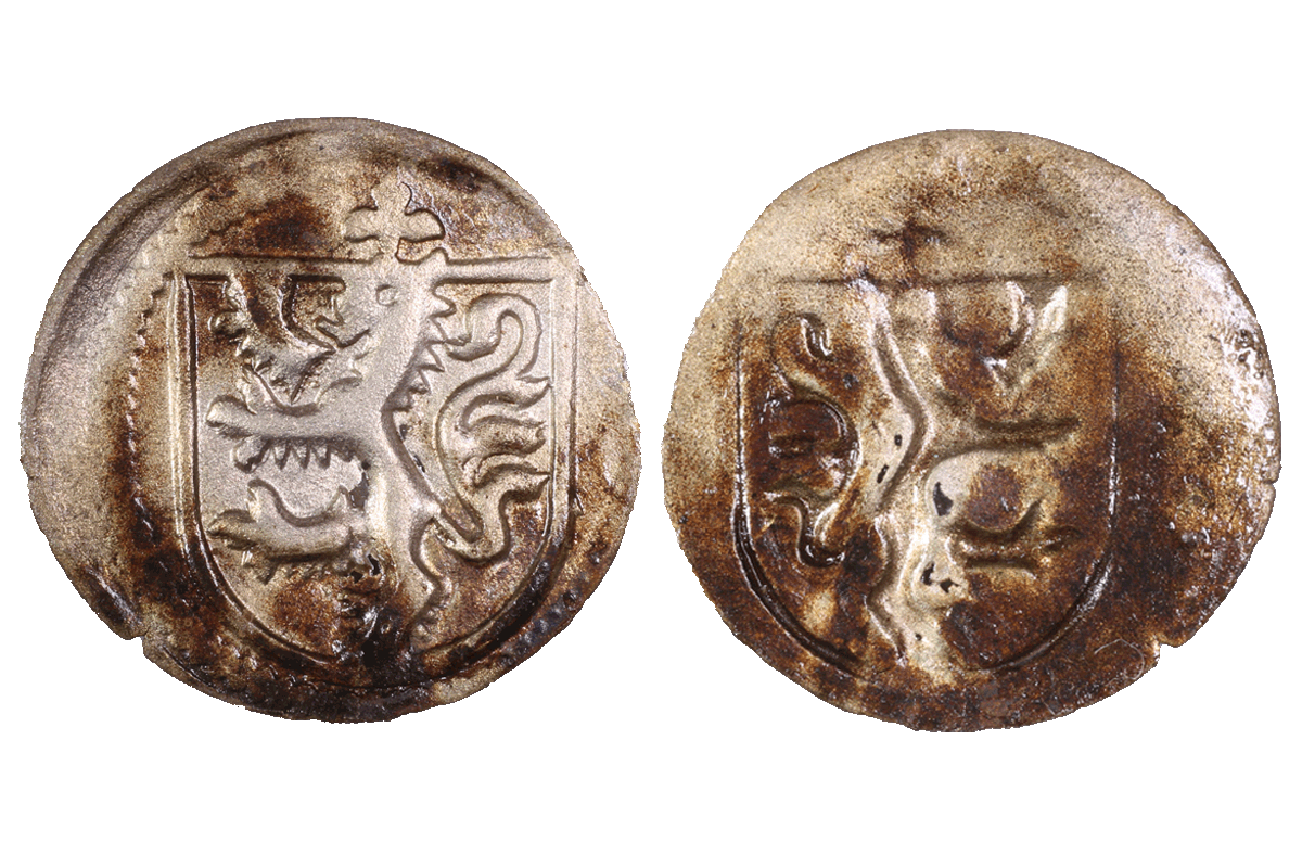 Sächsischer Löwenpfennig aus Silber von der Burg Bartenstein, Museum Ahler Kram, 4. Viertel 15. Jh., Fd.-Nr. 2591, H. 1,5 cm, Br. 1,54 cm