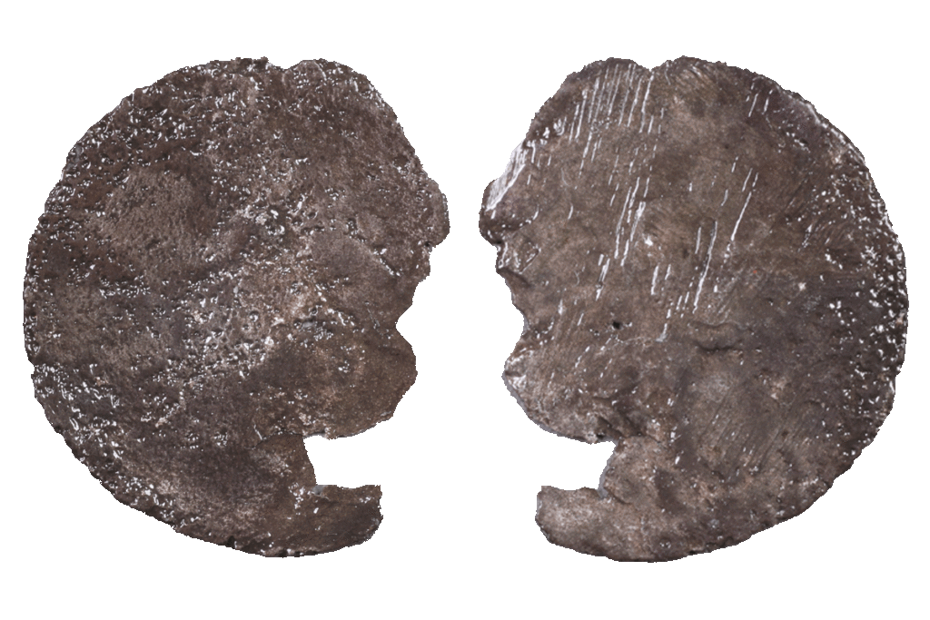 Münze mit Prägung aus Silber von der Burg Bartenstein, Museum Ahler Kram, 15. Jh. (?), Fd.-Nr. 2599, H. 1,46 cm, Br. 1,20 cm