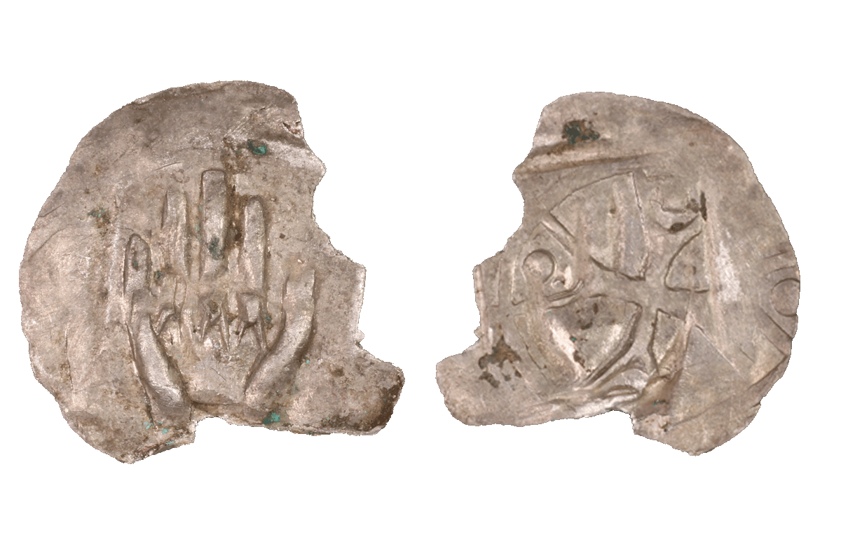 Händleinheller aus Silber von der Burg Bartenstein, Museum Ahler Kram, um 1300 (?), Fd.-Nr. 2873, H. 1,8 cm, Br. 1,4 cm