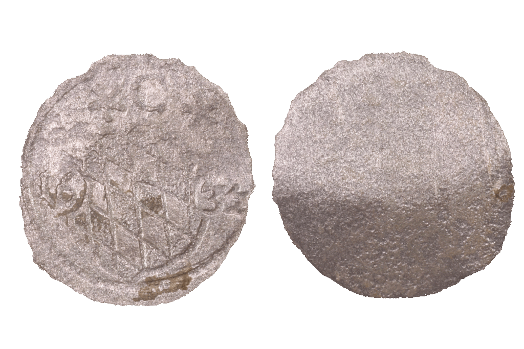 Münze aus Silber von der Burg Bartenstein, Museum Ahler Kram, 16. Jh. (?), Fd.-Nr. 3259, H. 1,3 cm, Br. 1,3 cm