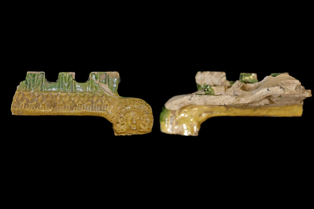 Fragmente eines Wärmefachs mit Kruselerpüppchen, Dieburg, um 1400, Speyer, Historisches Museum der Pfalz, Karton-Nr. 23694, H. 9,6 cm, Br. 22,8 cm