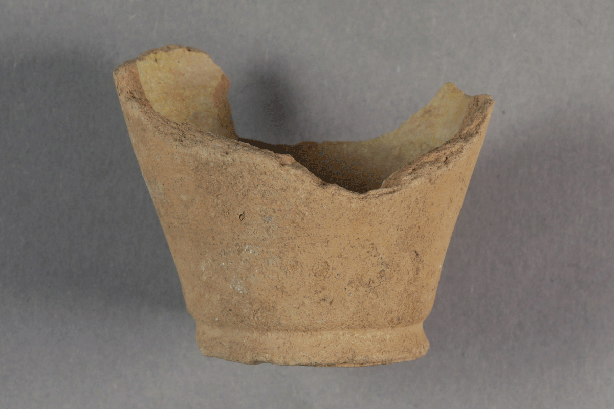 Fragment eines Miniaturgefäßes von der Burg Bartenstein, Partenstein, Keramik, 15. Jh., Museum Ahler Kram, Fd. Nr. 2744, H. 8,6 cm, Br. 10,5 cm